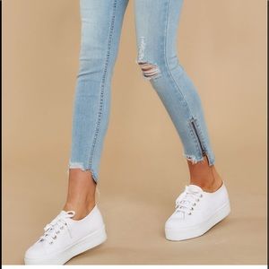 Light wash distressed skinny jeans 🦋